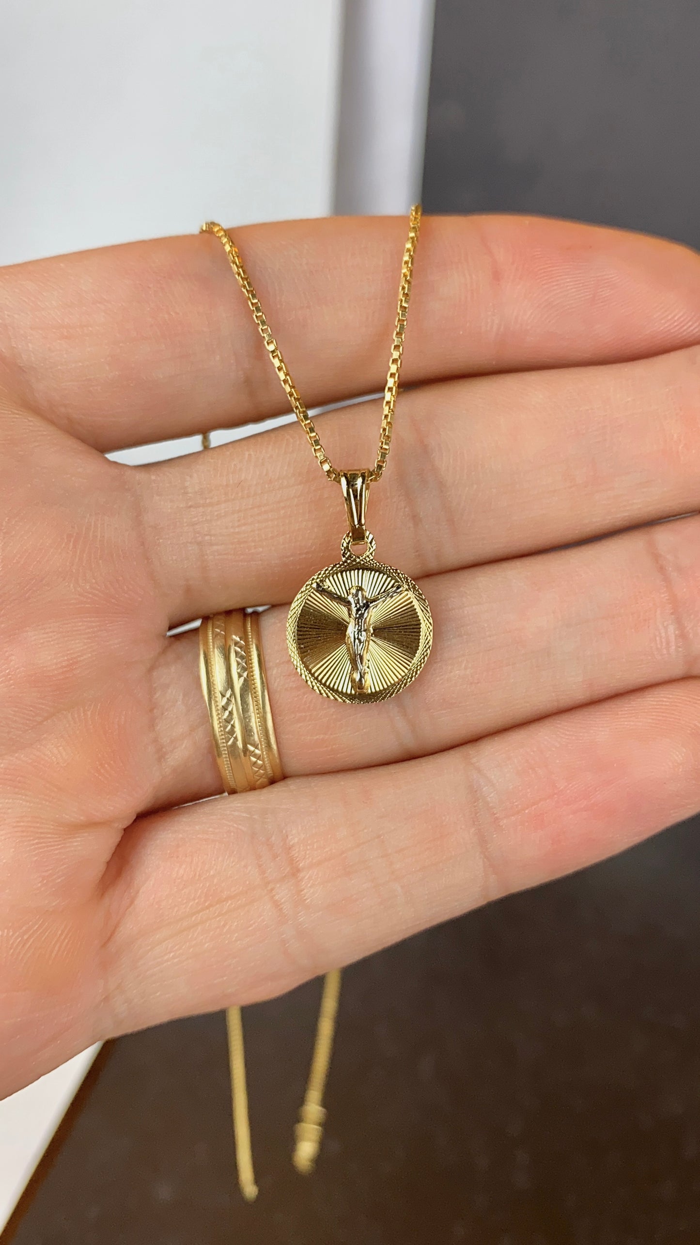 14K Gold Filled Round Jesus Necklace for Womens Box Link Chain 18"