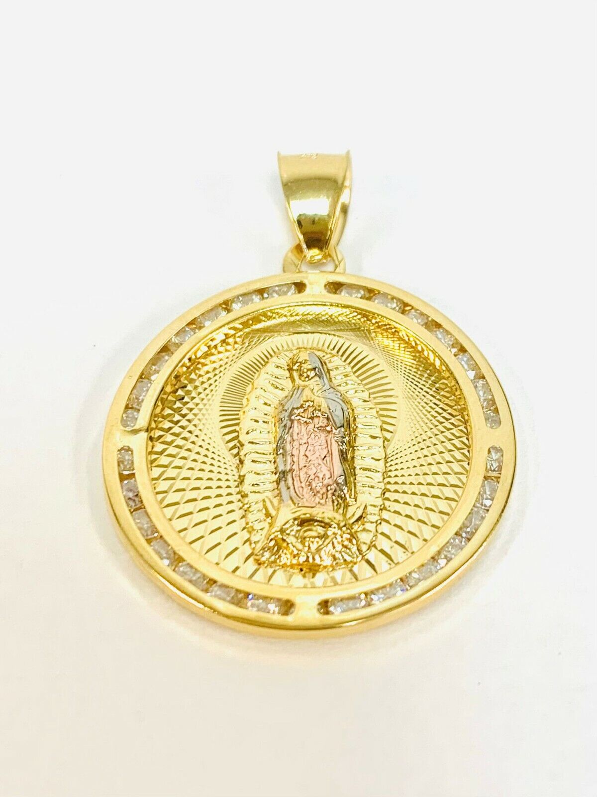 Medalla de la Virgencita de Guadalupe Tres Oros para Mujer y Hombre 28x25 Tri Color Virgen de Guadalupe Pendant Medal CZ Round Pendant Charm