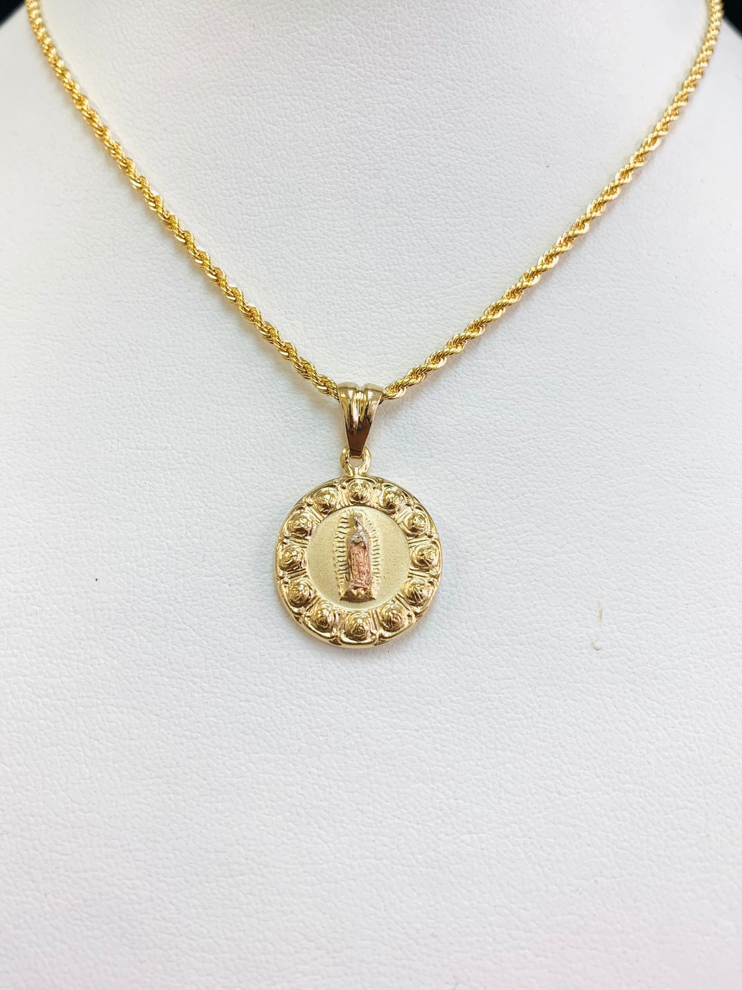 Round Guadalupe Pendant 22x18mm / Virgen de Guadalupe Necklace 20" / Our Lady of Guadalupe Charm Pendant / Cadena de la Virgen de Guadalupe Oro