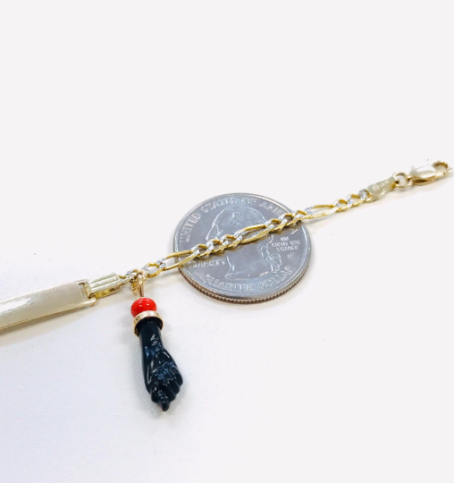 Mano de azabache in 2025 english