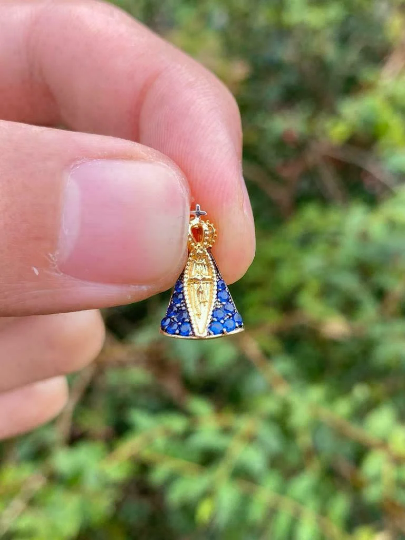 Pingentes Foleados a Ouro 18K de Nossa Senhora de Aparecida com Pedras de Zirconia / Pingentes da Virgem Aparecida para Colares de Mulheres